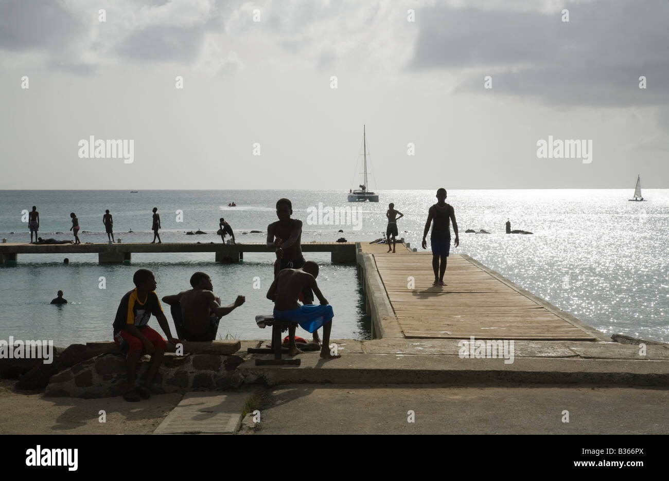 San Luciano adolescenti godendo del tramonto, 'Rodney Bay', St Lucia, 'West Indies' Foto Stock