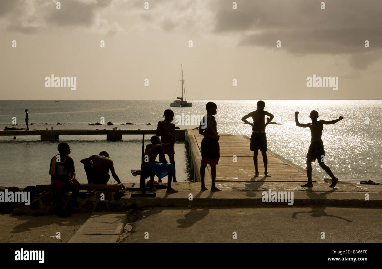 San Luciano adolescenti godendo del tramonto, 'Rodney Bay', St Lucia, 'West Indies' Foto Stock