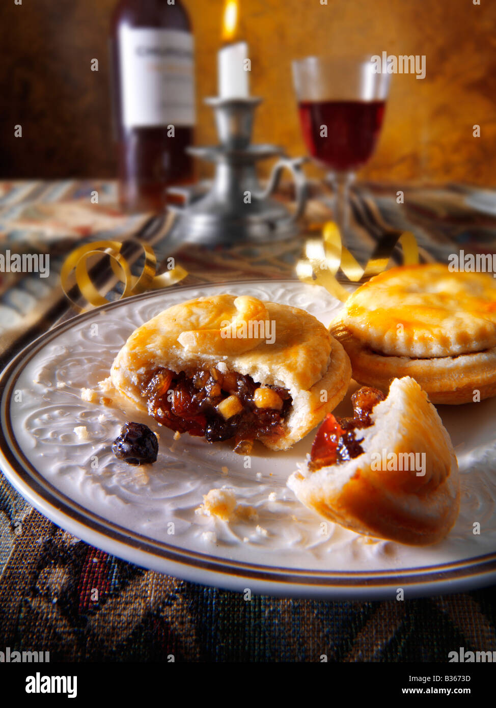 Primo piano di mince pie cucinate fresche in un ambiente festivo Foto Stock