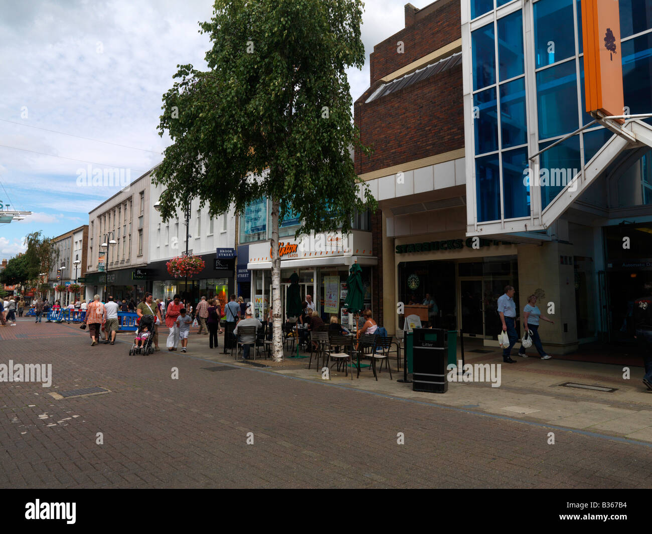 Sutton High Street che mostra una selezione di negozi Foto Stock
