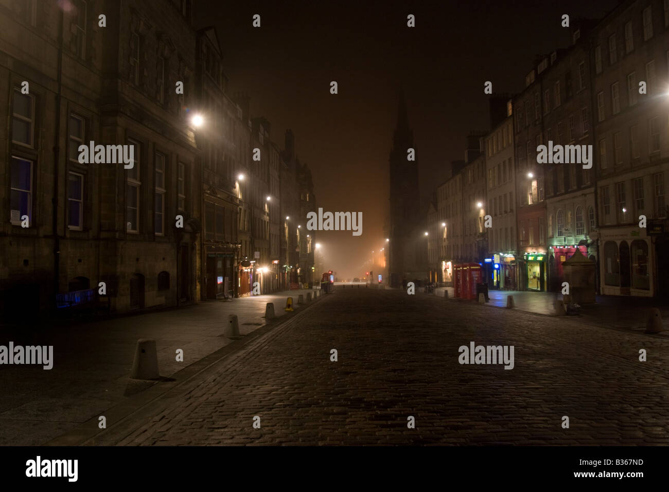 La ricerca del Royal Mile di Edimburgo per una notte di nebbia Foto Stock