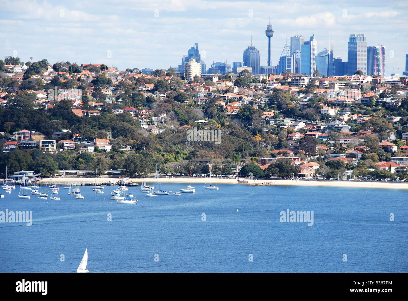 Vista di Sydney CBD da sobborghi nord spiagge Foto Stock