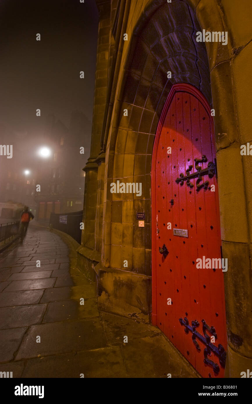 Chiesa Rossa porta sulla terrazza a Johnstone a Edimburgo per una notte di nebbia Foto Stock