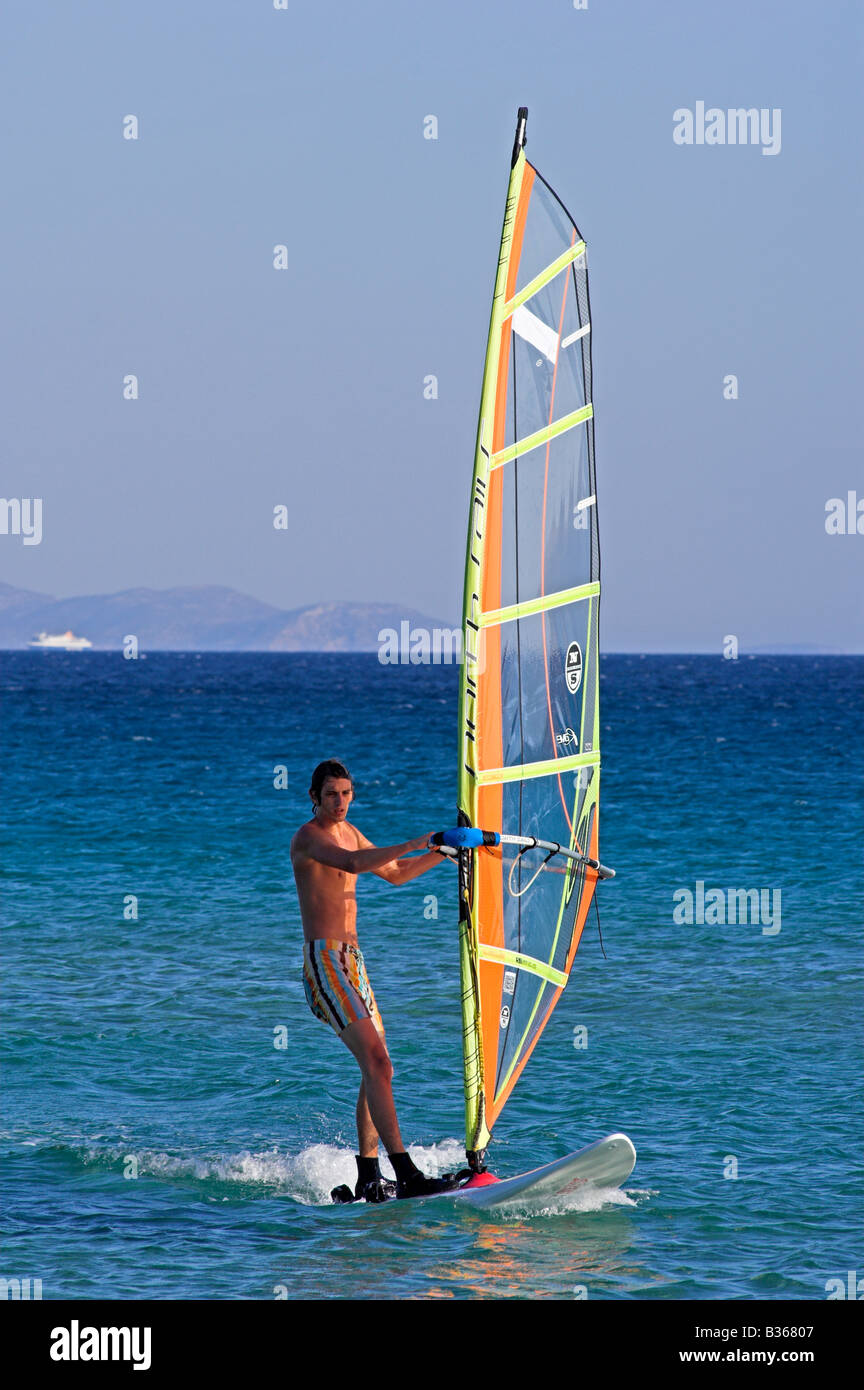 Windsurf al Golden Beach isola di Paros Grecia Foto Stock