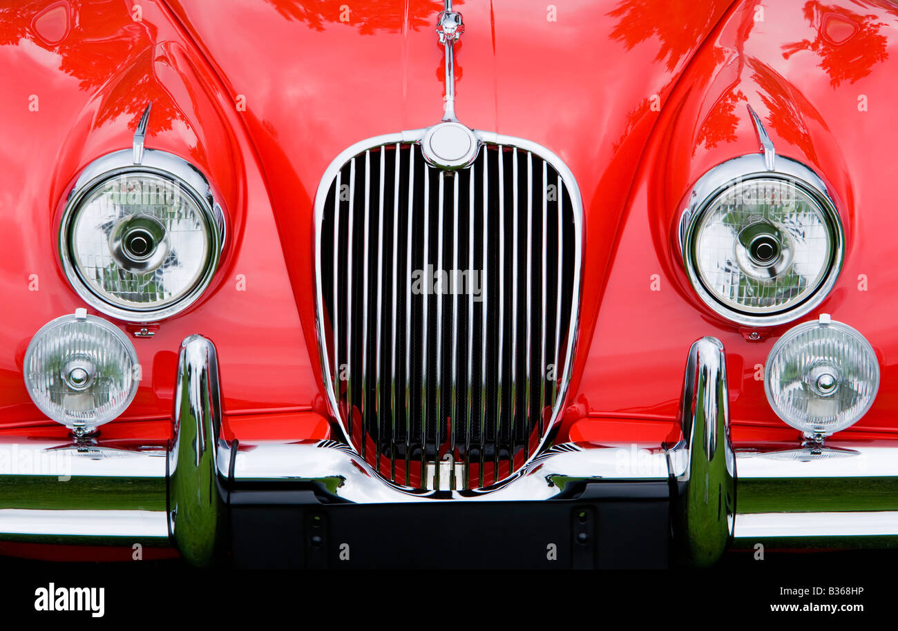 Un rosso brillante classic Jaguar XK 150 auto sportiva che mostra il grill fari anteriori e il parafango Foto Stock