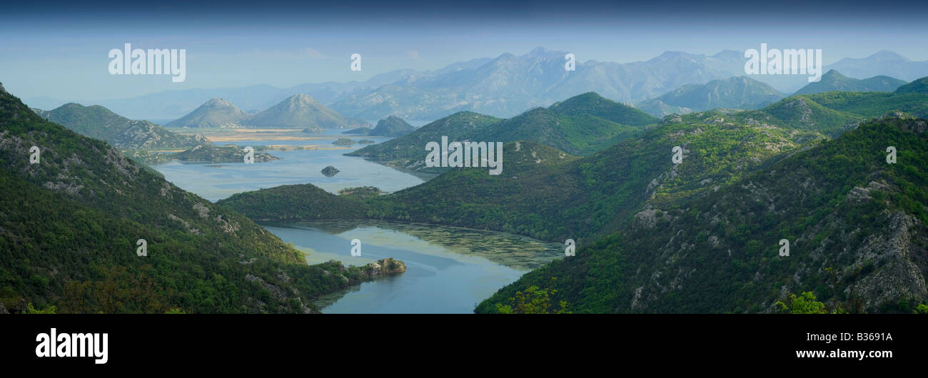 Vista panoramica sul Lago di Scutari Parco Nazionale verso l'Albania in Montenegro Foto Stock