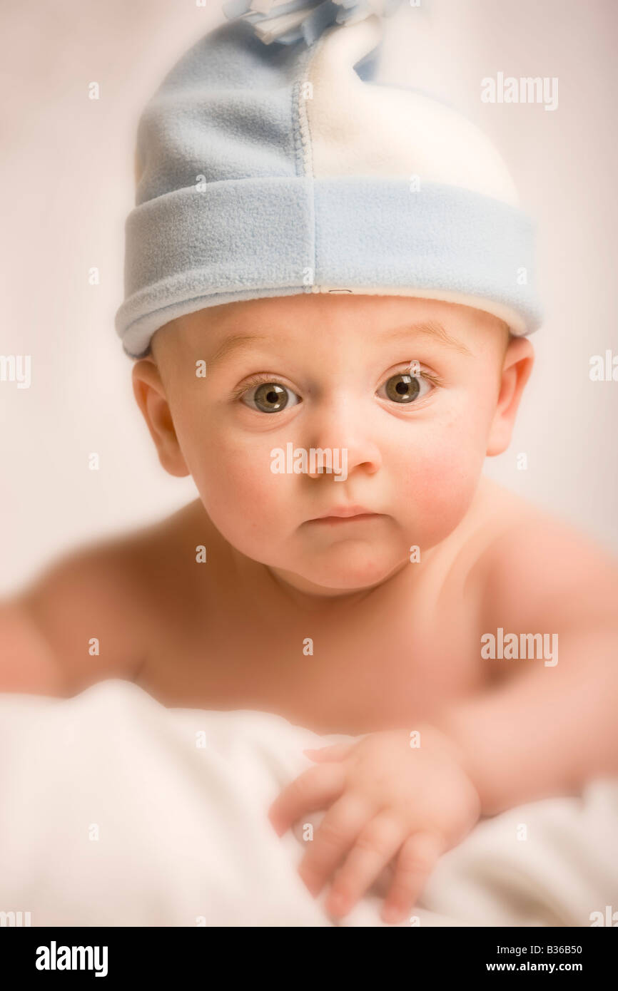 I giovani baby boy indossando un cappello e guardando la telecamera con espressione carino Foto Stock