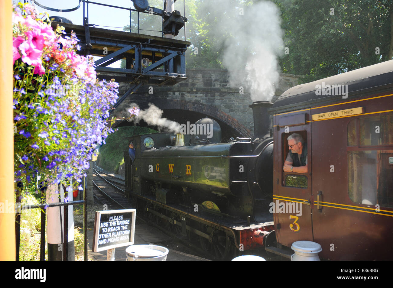 Full Steam Ahead in Severn Valley Railway come un serbatoio di GWR motore tira fuori della stazione Arley Worcestershire Inghilterra Foto Stock