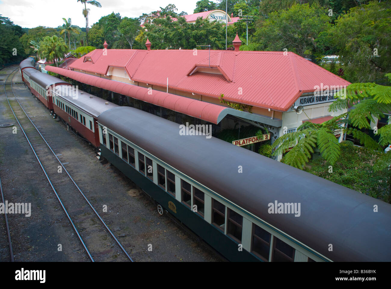 La pianta tropicale addobba Kuranda Stazione ferroviaria sull'altopiano di Atherton nell estremo Nord Queensland Foto Stock