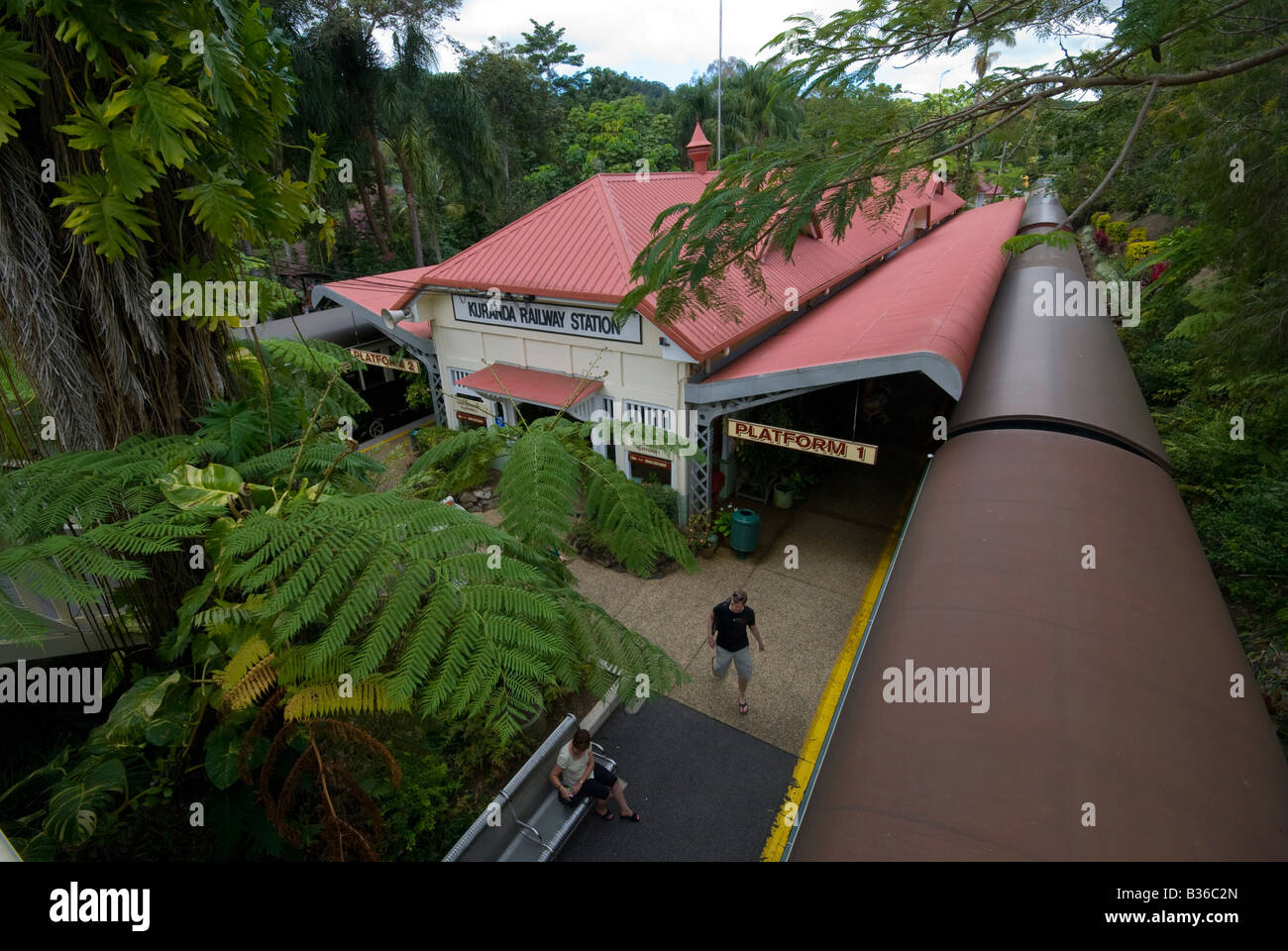 La pianta tropicale addobba Kuranda Stazione ferroviaria sull'altopiano di Atherton nell estremo Nord Queensland Foto Stock