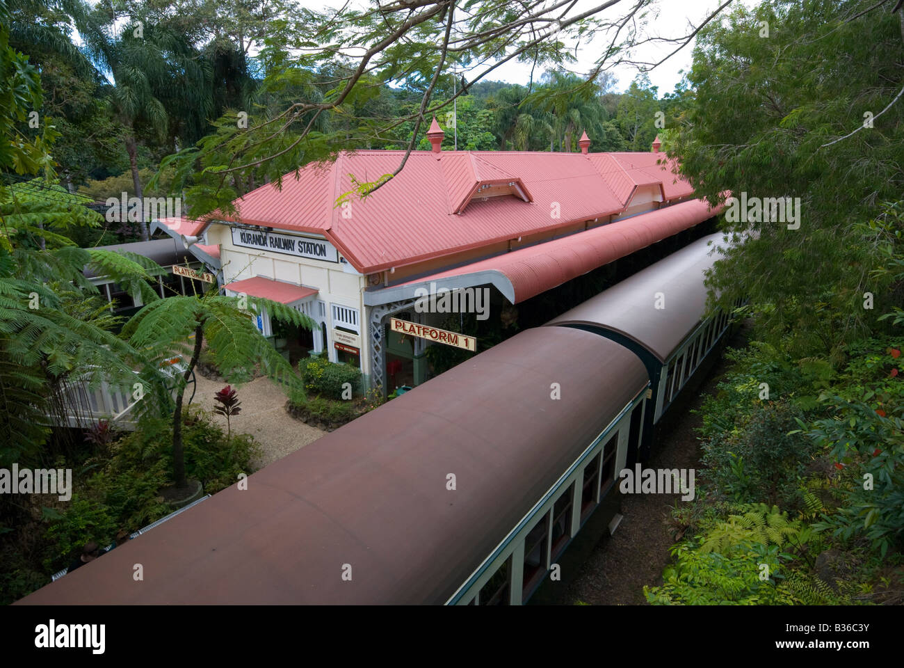 La pianta tropicale addobba Kuranda Stazione ferroviaria sull'altopiano di Atherton nell estremo Nord Queensland Foto Stock