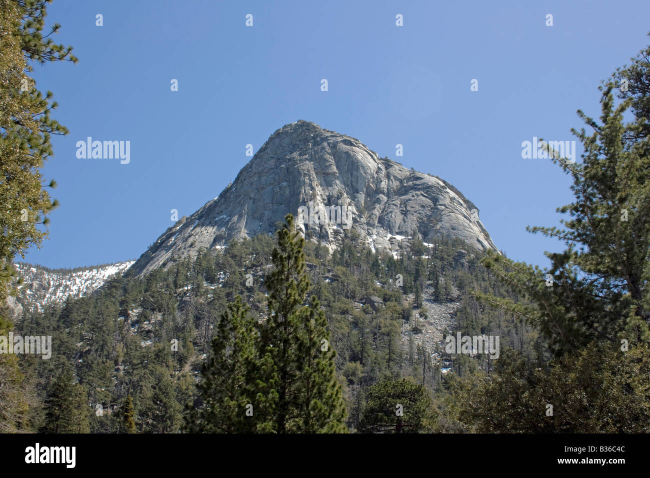 Tahquitz Rock o Lily Rock è una palestra di roccia sopra di destinazione Idyllwild California Foto Stock
