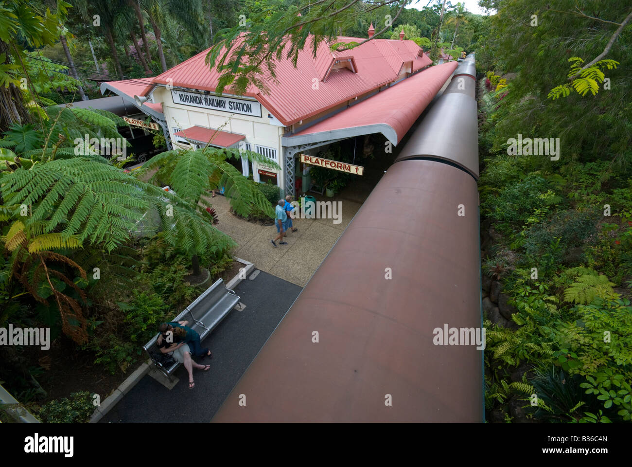 La pianta tropicale addobba Kuranda Stazione ferroviaria sull'altopiano di Atherton nell estremo Nord Queensland Foto Stock