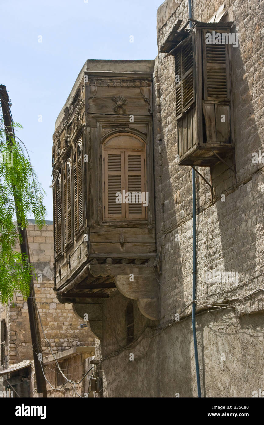 Ornati in dettaglio su una sporgenza da una casa nella città vecchia di Aleppo Siria Foto Stock
