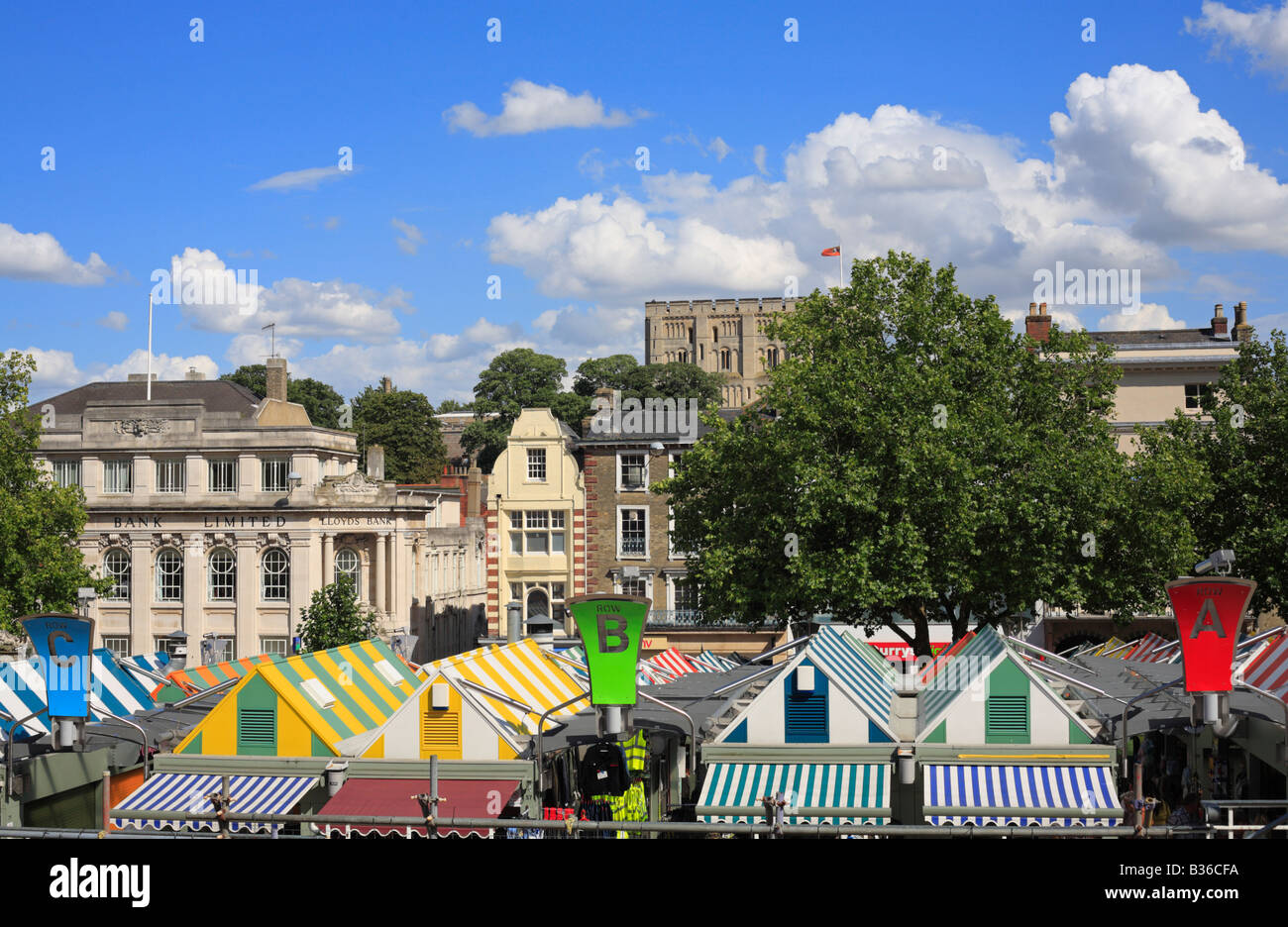 Una vista del centro città di Norwich guardando verso il castello oltre il mercato. Foto Stock