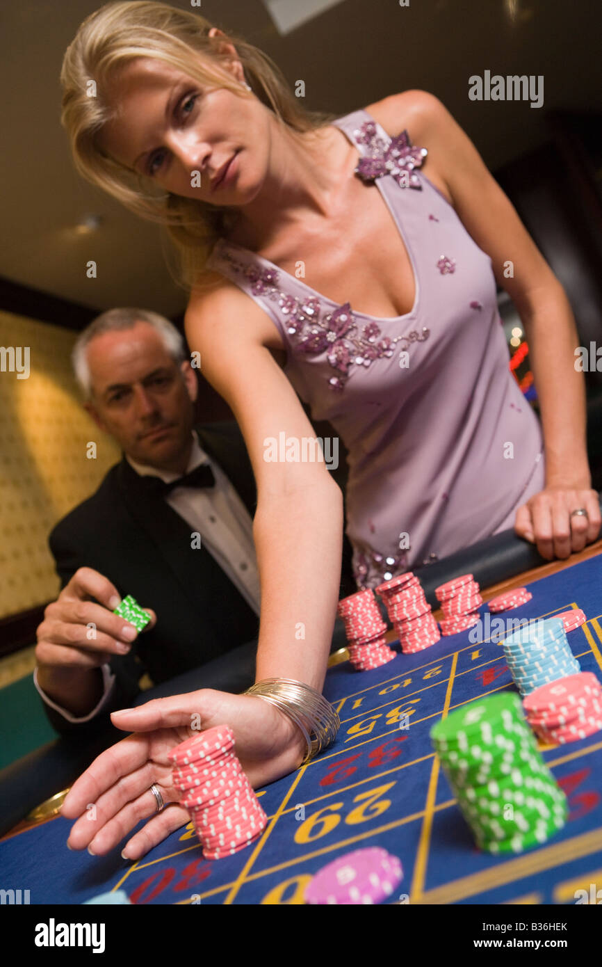 Matura in casinò giocare alla roulette (messa a fuoco selettiva) Foto Stock