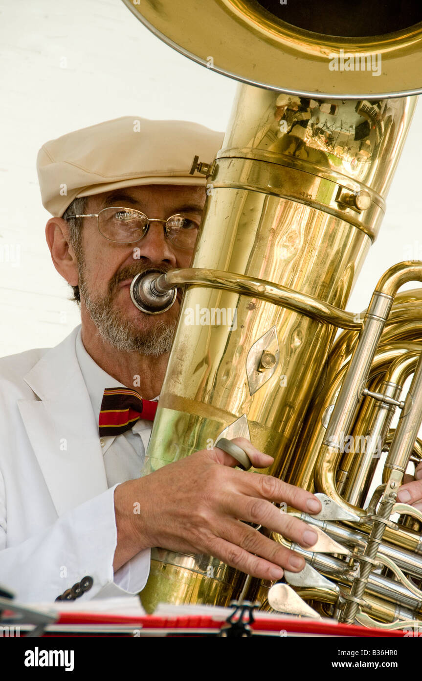 Musicista a suonare il basso tuba al jazz festival in Svezia Foto Stock