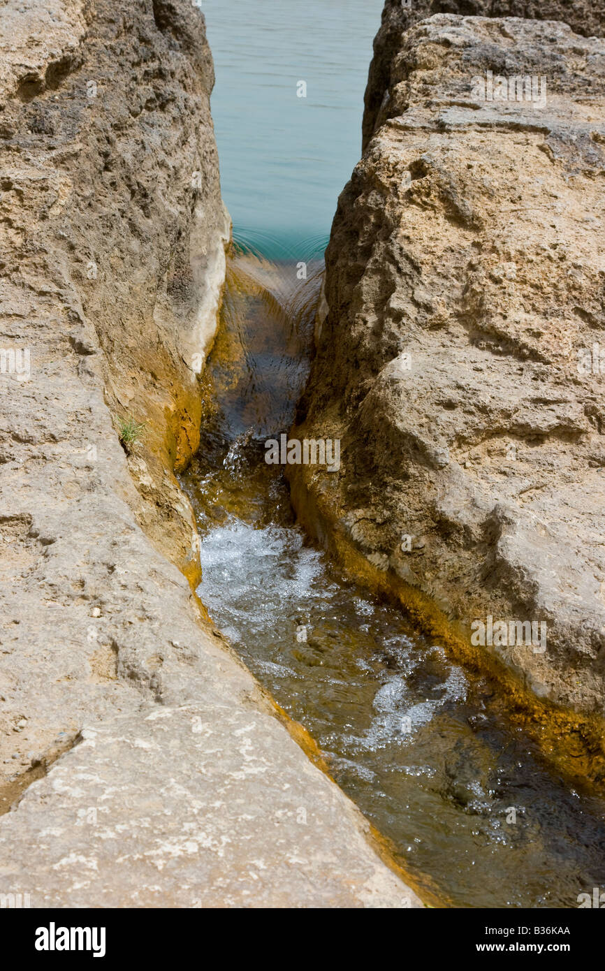 L'acqua che scorre dalla sorgente naturale lago a Takht e Soleiman in Iran Foto Stock