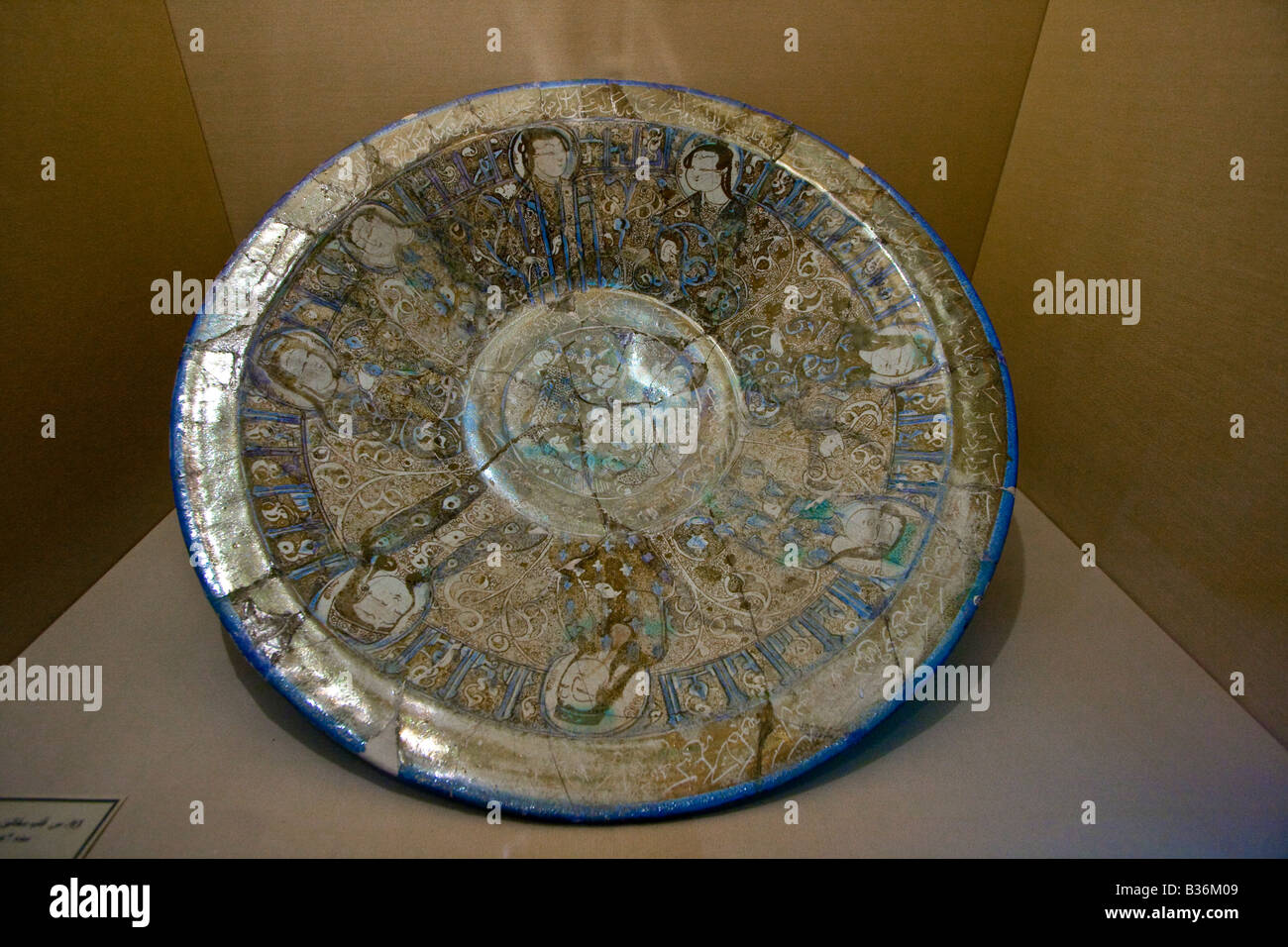 Arte antica piatto sul vetro e Museo della Ceramica a Teheran in Iran Foto Stock