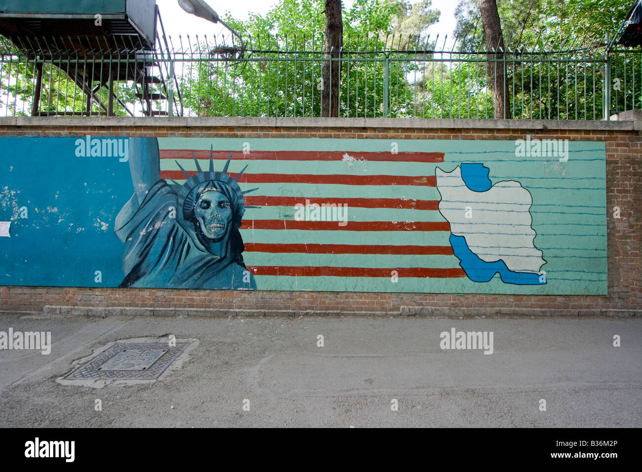 Anti-American murale sulla parete della ex ambasciata americana a Teheran in Iran Foto Stock