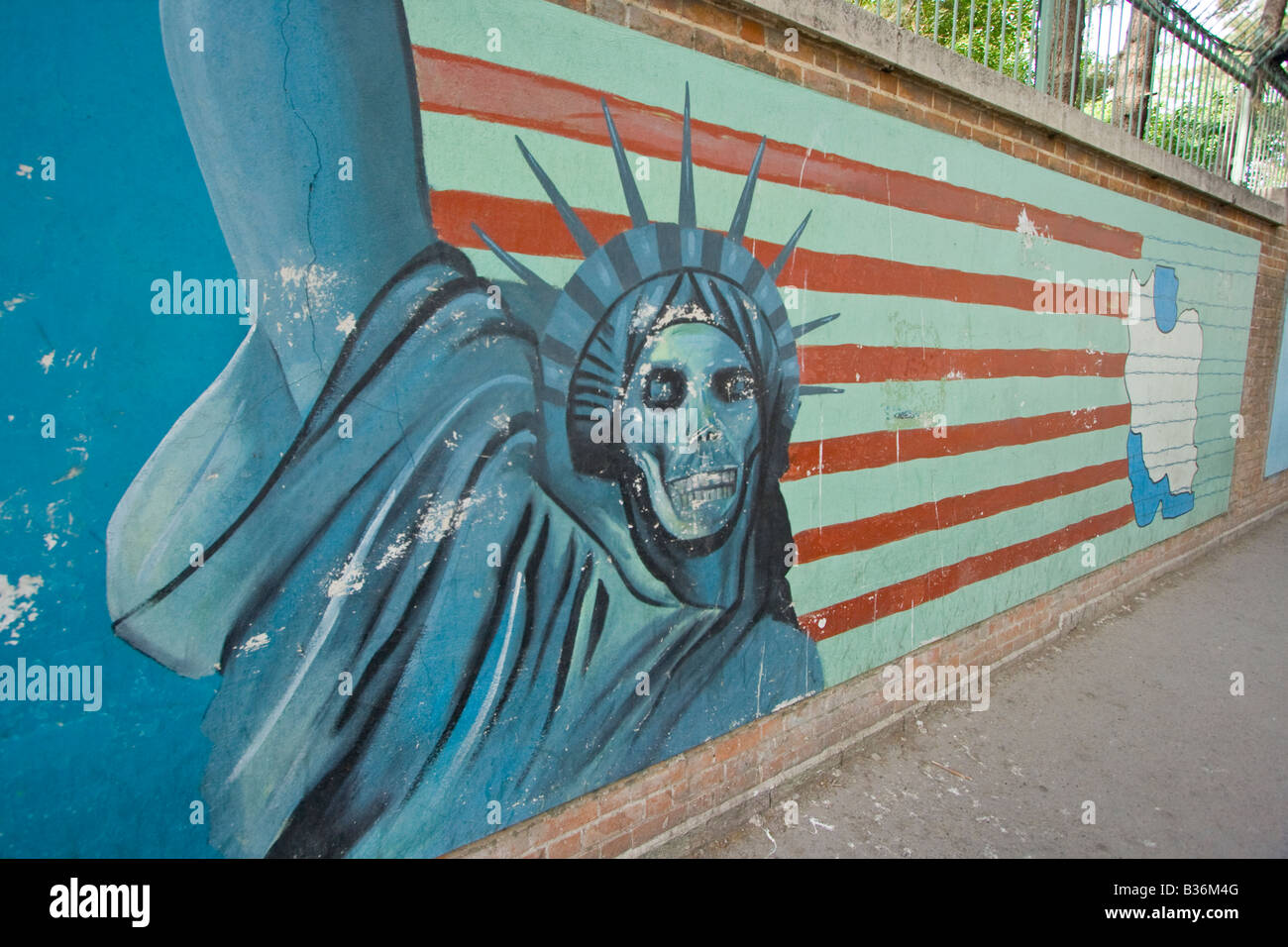Anti-American murale sulla parete della ex ambasciata americana a Teheran in Iran Foto Stock
