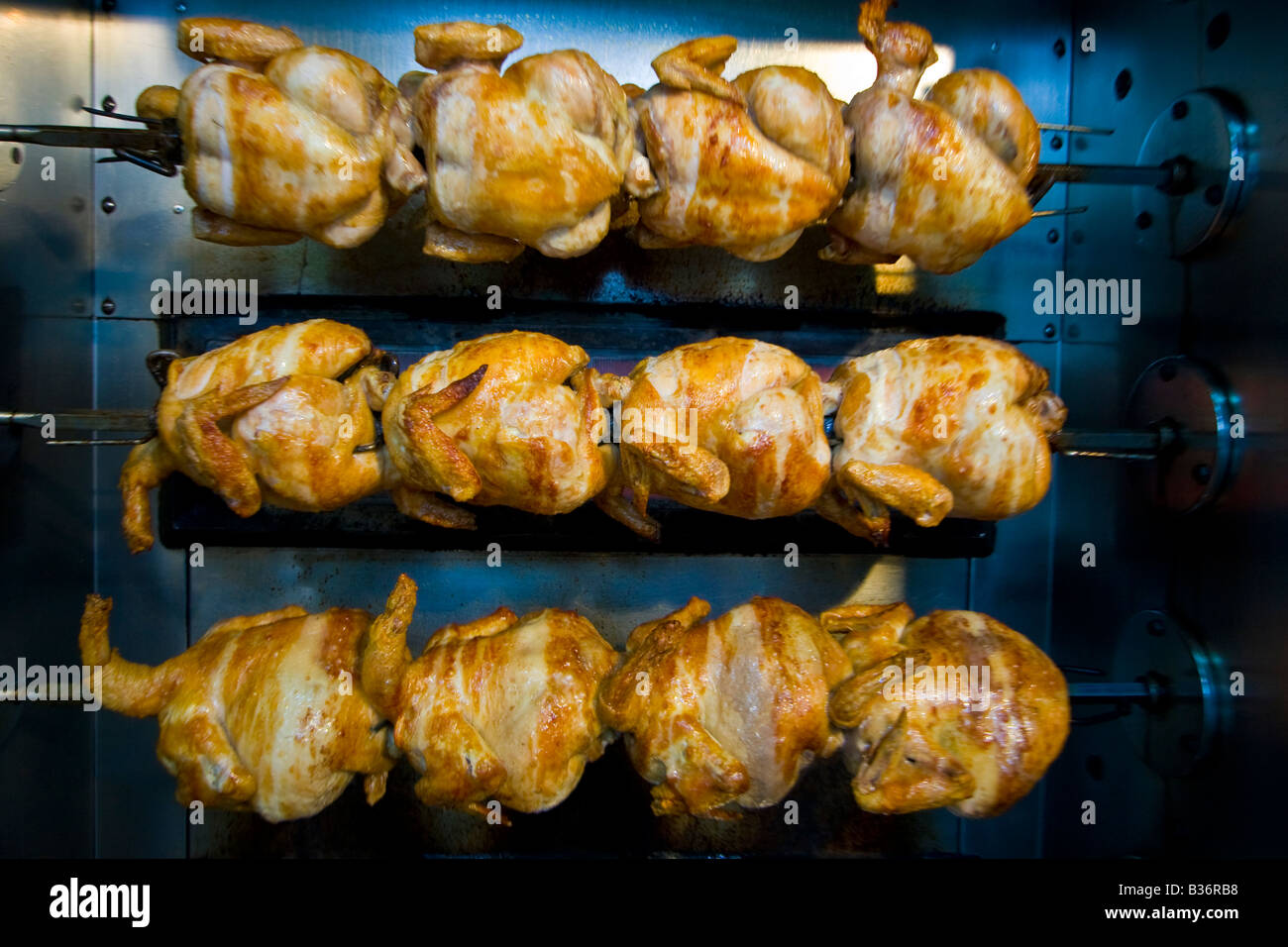 Tutta la Rotisserie polli tostatura in Latakkia Siria Foto Stock