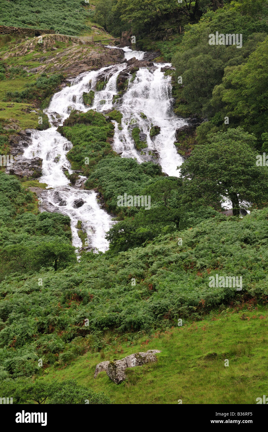 Cascata sul percorso Watkin Snowdonia National Park Galles Cymru Foto Stock