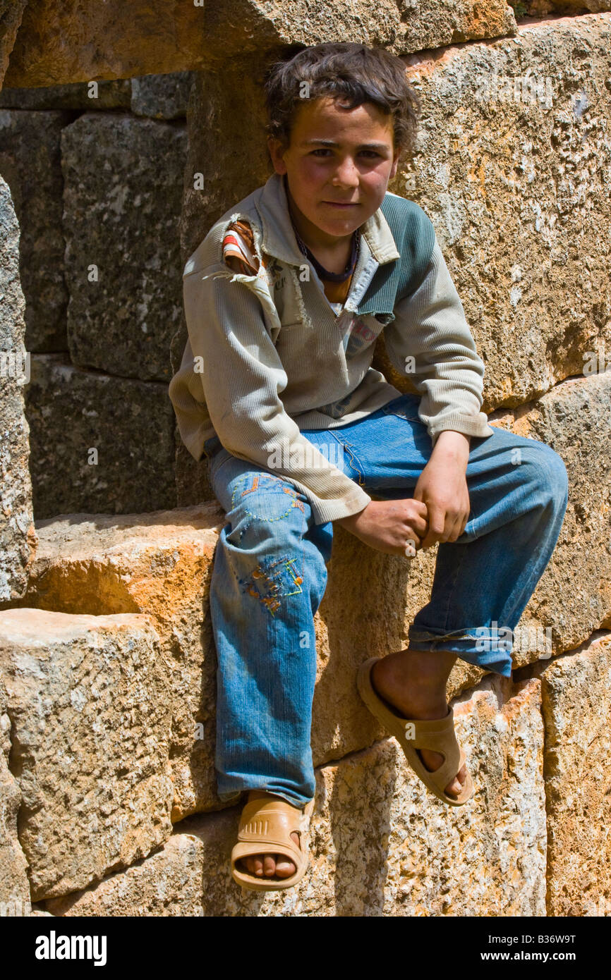 Ragazzo siriano in Jeradeh uno del romano città morte in Siria Foto Stock