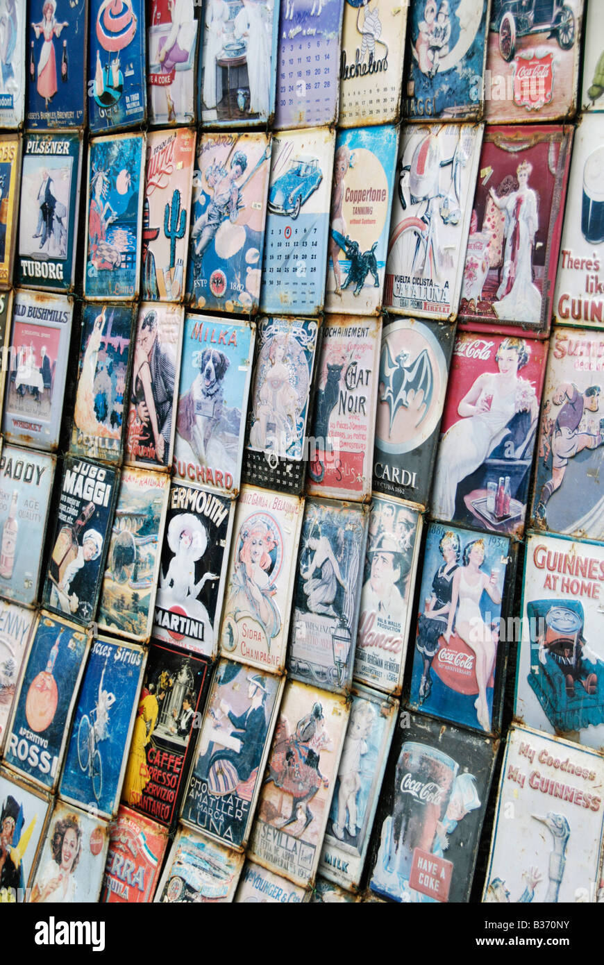 Vecchi messaggi pubblicitari di stagno in tourist souvenir shop Portobello Road Londra Inghilterra Foto Stock