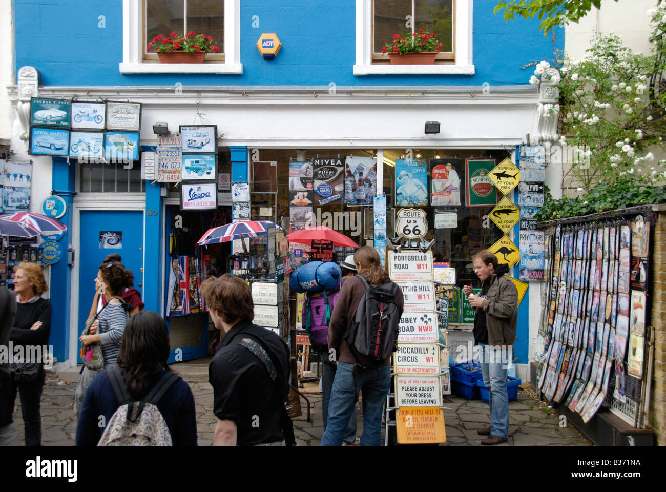 Tourist souvenir shop in Portobello Road a Notting Hill Londra Inghilterra Foto Stock