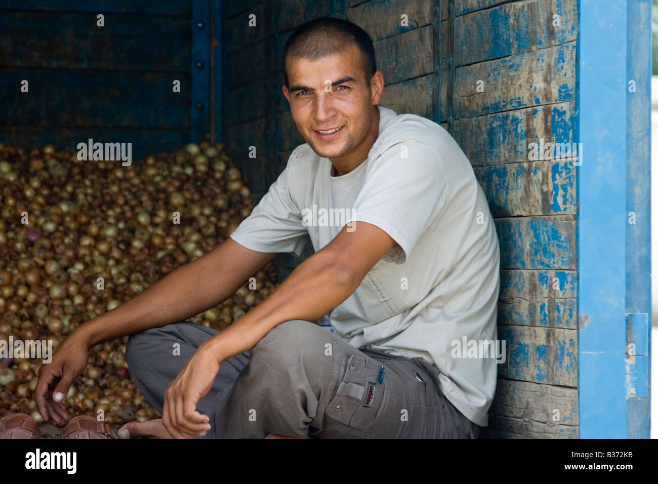Giovani turcomanni nel retro di un camion di cipolla al mercato di Mary Turkmenistan Foto Stock