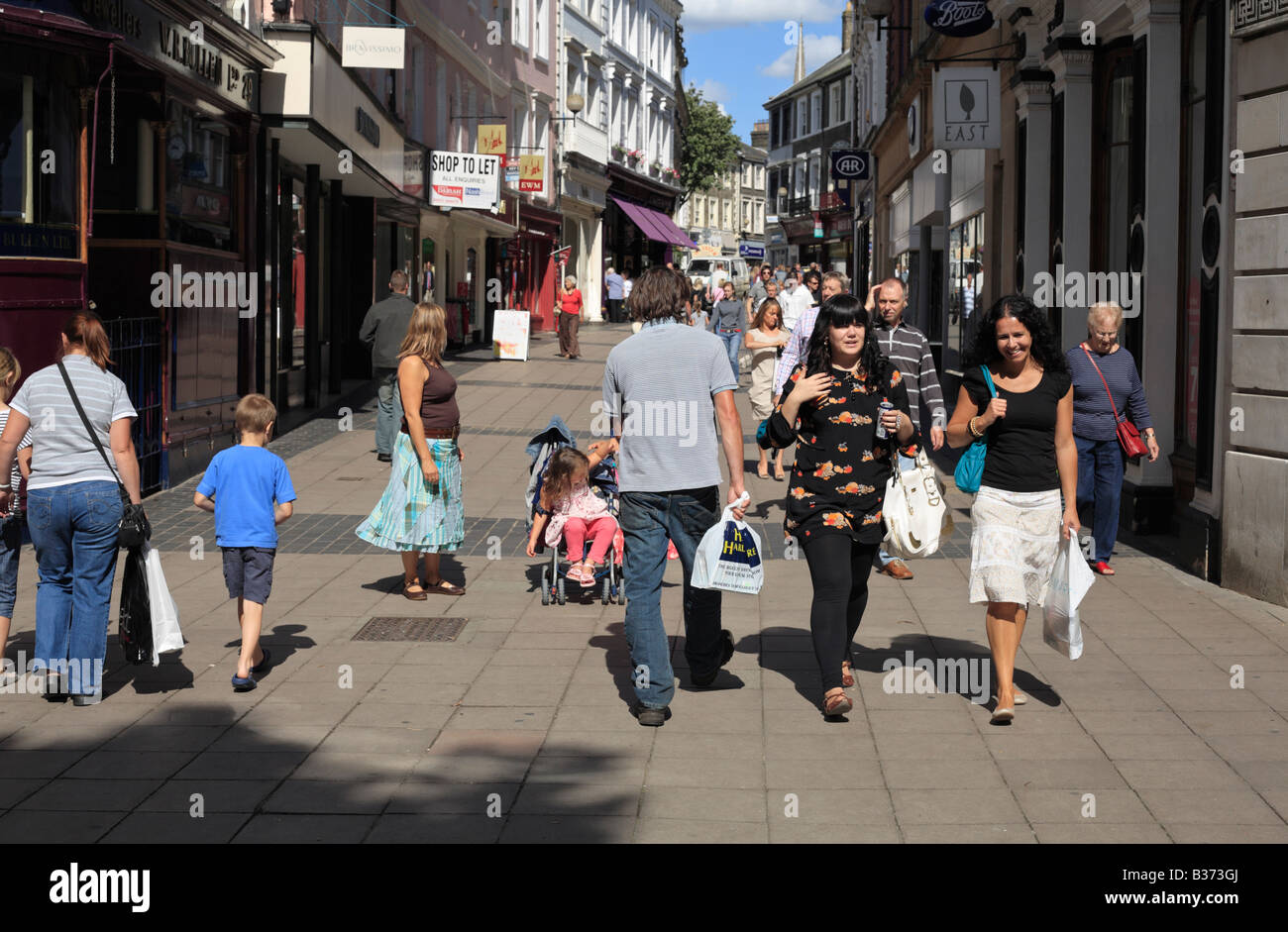 Gli amanti dello shopping a piedi su Norwich pedonale della strada di Londra in un giorno d'estate. Foto Stock