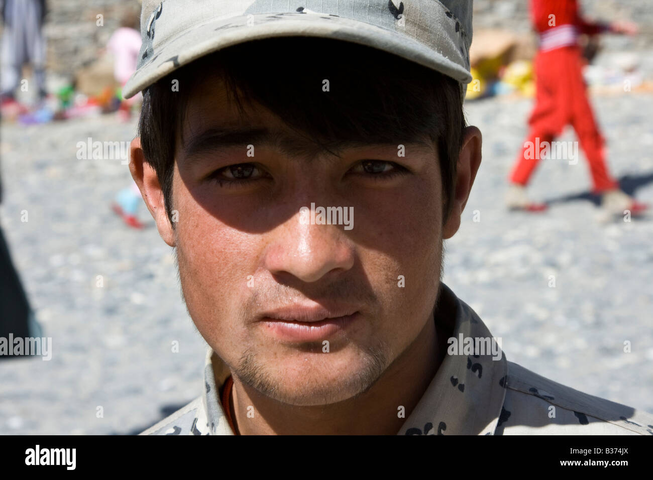 Giovane soldato afgano al Tagikistan Afghanistan Border Crossing mercato vicino Ishkashim Foto Stock