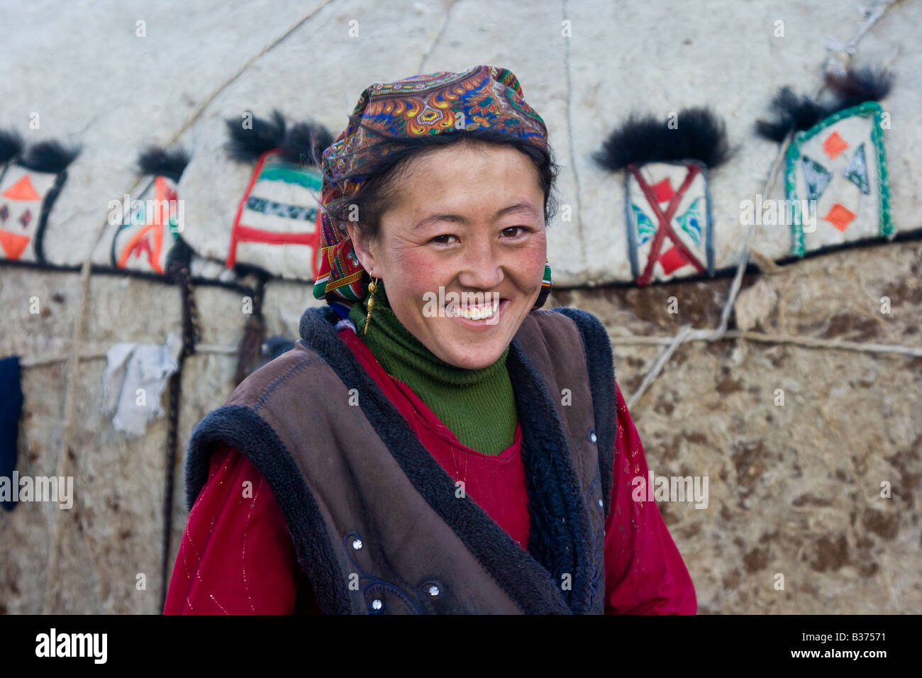 Giovane e bella etnicamente tagiko kirghisa donna di fronte alla sua famiglia Yurt nel villaggio Jalang nel Pamirs in Tagikistan Foto Stock