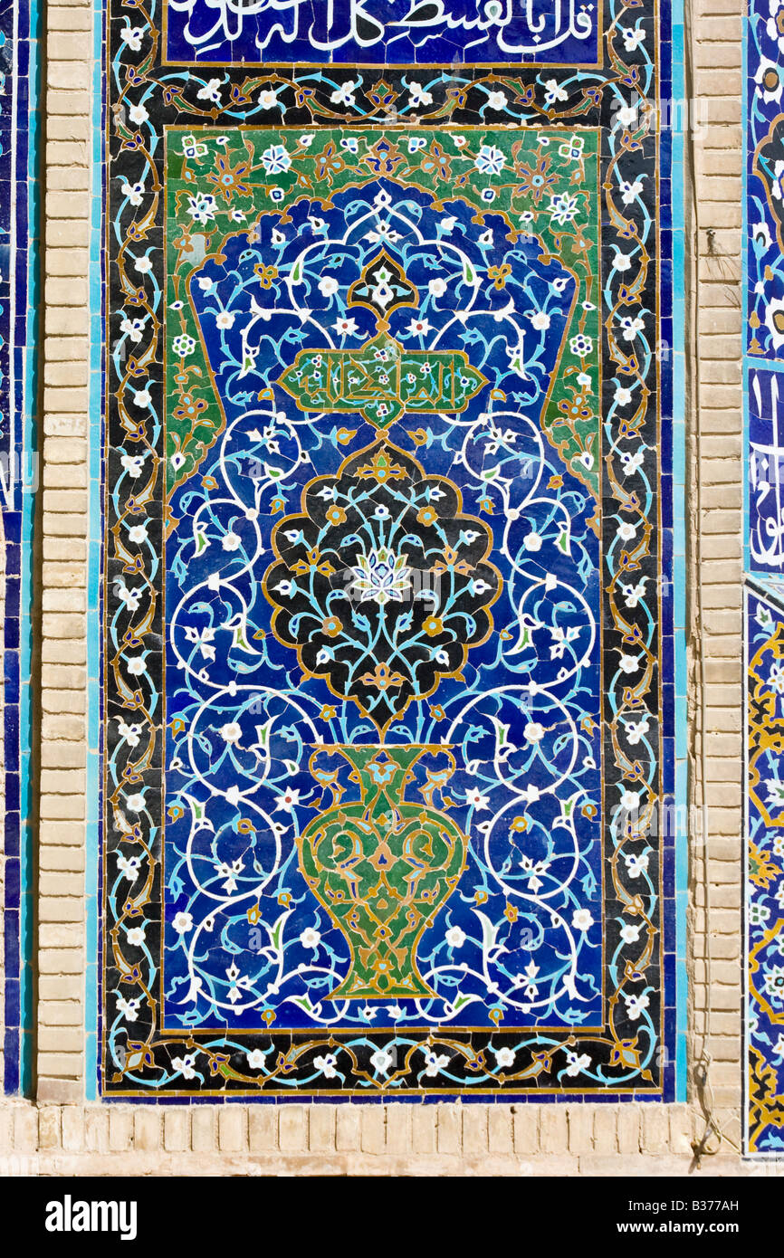 Decorazione di piastrelle in ceramica a Jameh Masjid o Moschea del Venerdì a Esfahan Iran Foto Stock