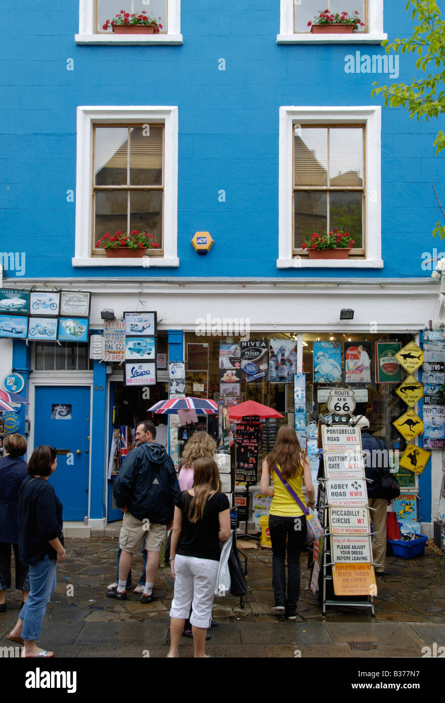 Tourist souvenir shop in Portobello Road a Notting Hill Londra Inghilterra Foto Stock