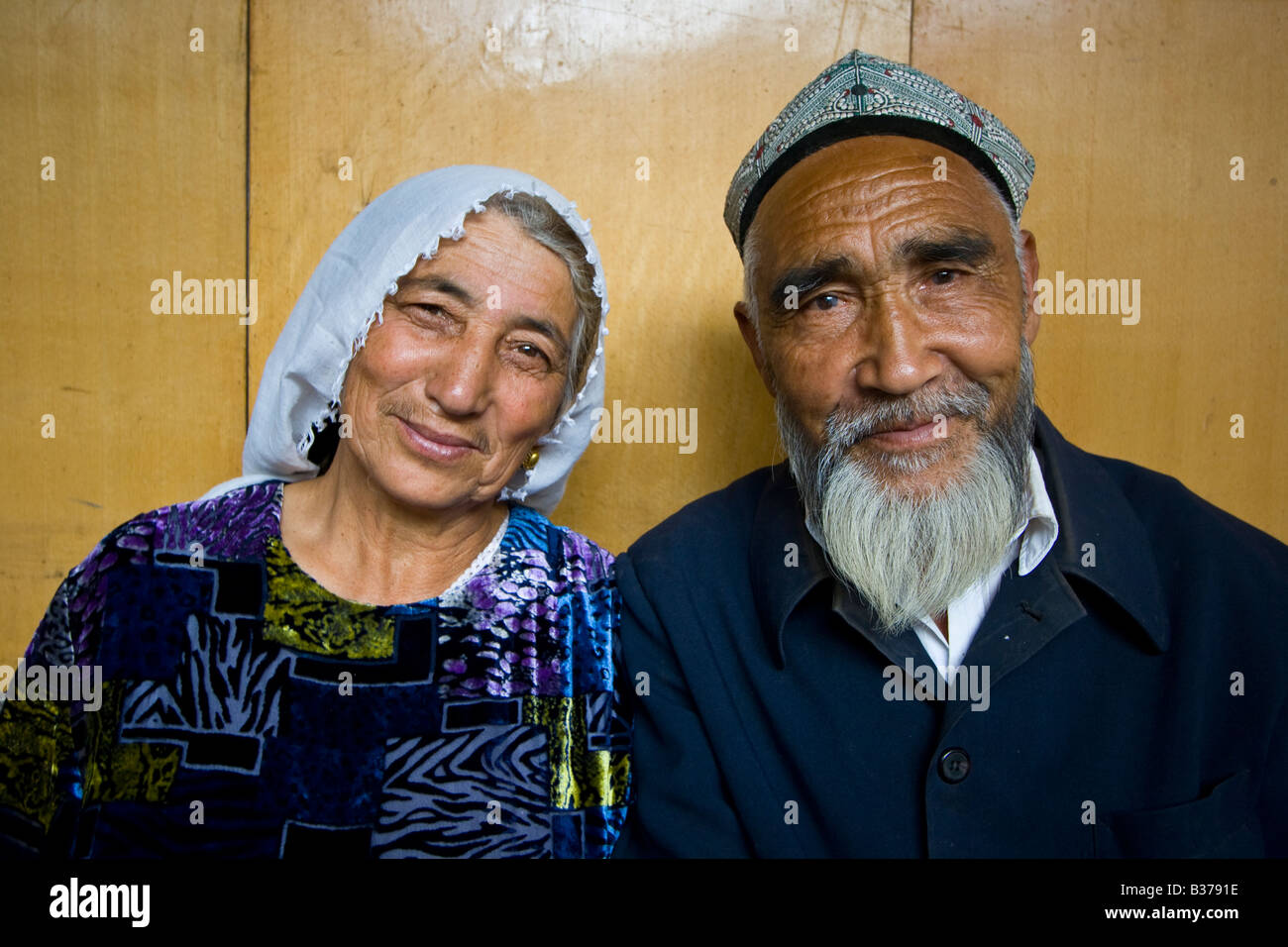 Anziani Uyghur giovane a Kashgar nella provincia dello Xinjiang Cina Foto Stock