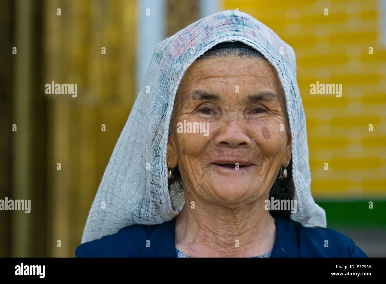 Anziana donna uigura a Kashgar nella provincia dello Xinjiang in Cina Foto Stock