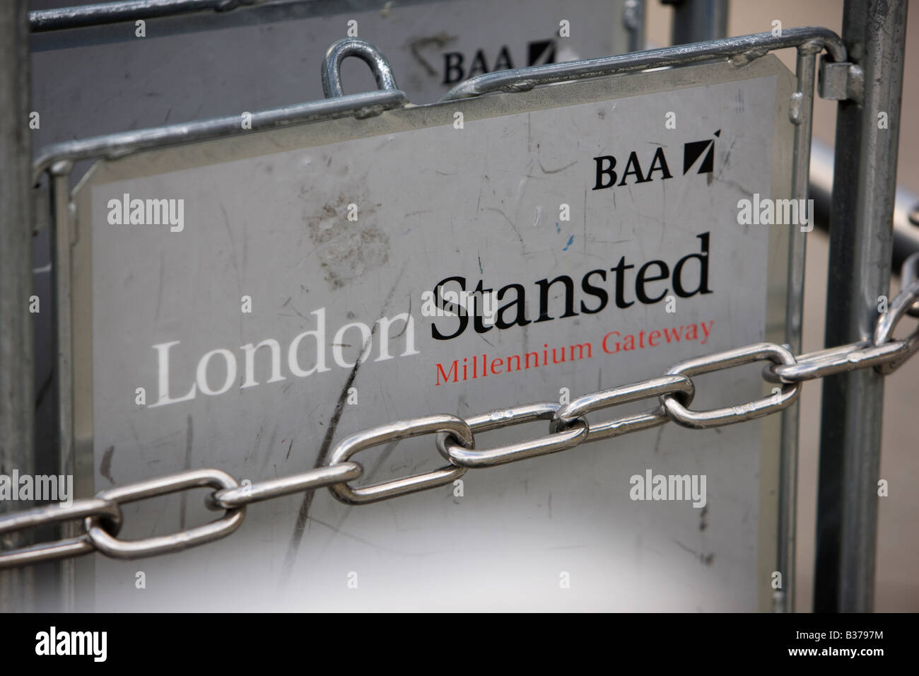 Bagagli trolly incatenati fino all'Aeroporto Stansted di Londra in Essex REGNO UNITO gestiti da BAA la British Airport Authority Foto Stock