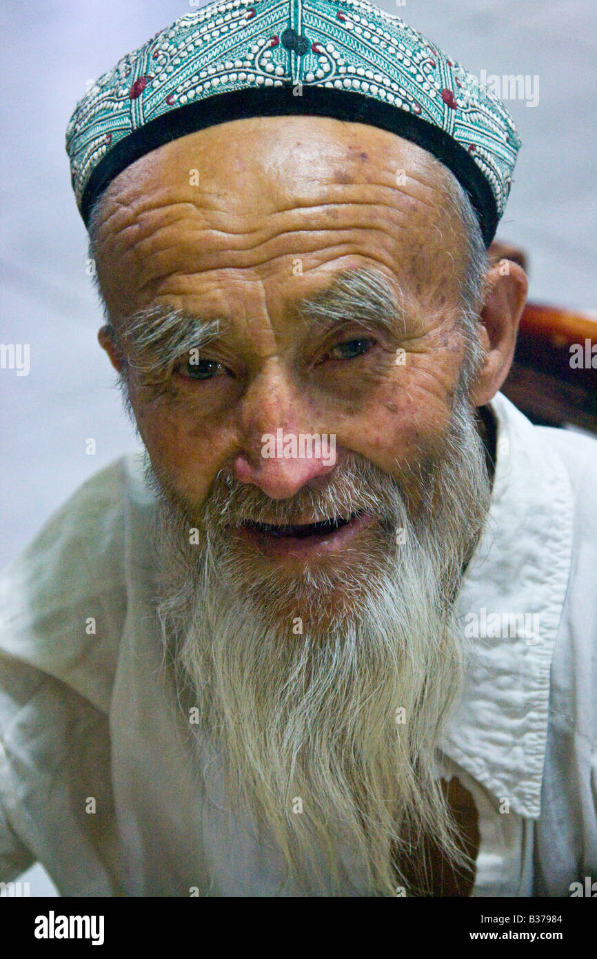 Anziani Uyghur uomo a Kashgar nella provincia dello Xinjiang Cina Foto Stock