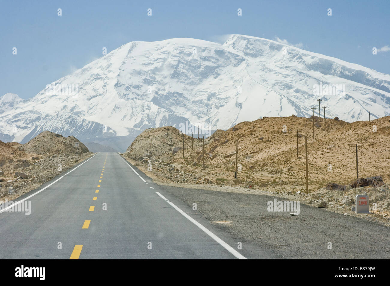 La Karakoram Highway e il Monte Muztaghata nella provincia dello Xinjiang in Cina Foto Stock