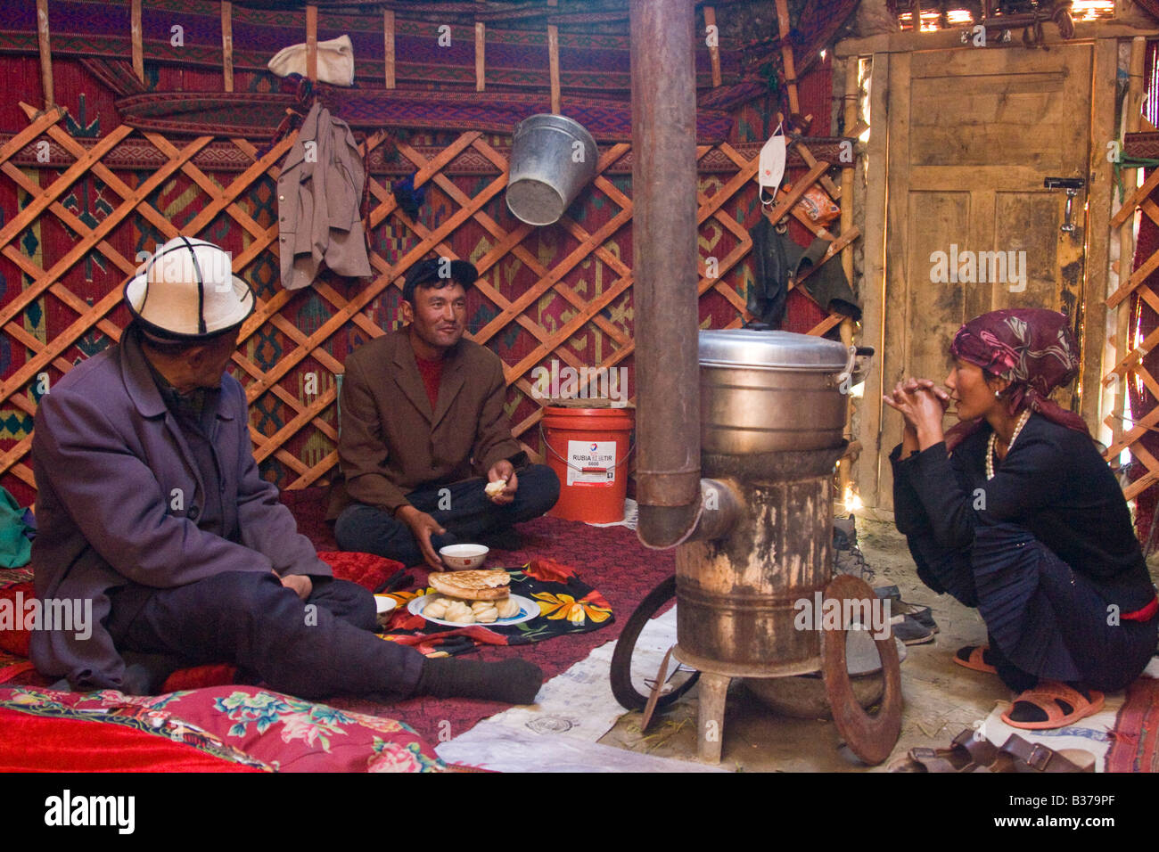 Cinese del Kirghizistan all'interno di una yurta presso Kara Kul lago sulla Karakoram Highway Cina Foto Stock