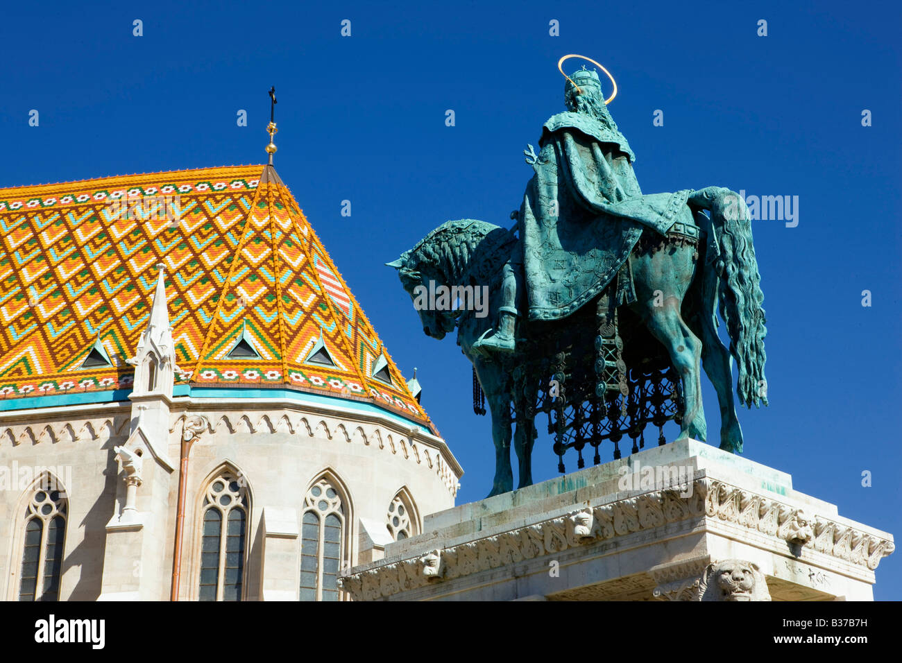 St Stephen statua e Matyas chiesa in Budapest Ungheria Foto Stock