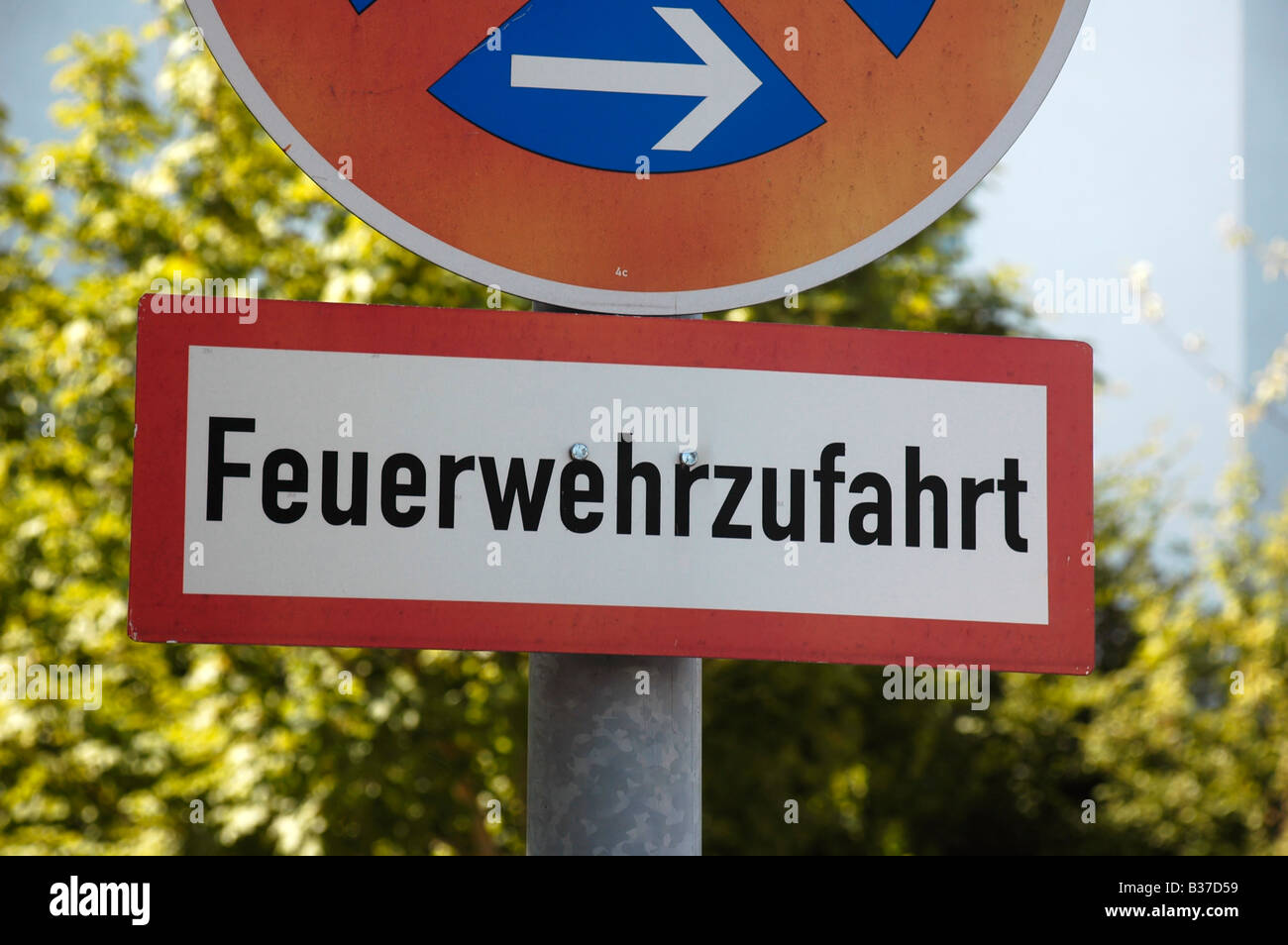 Germania Baviera Monaco di Baviera un cartello stradale Feuerwehrzufahrt significato vigili del fuoco strada di avvicinamento Foto Stock