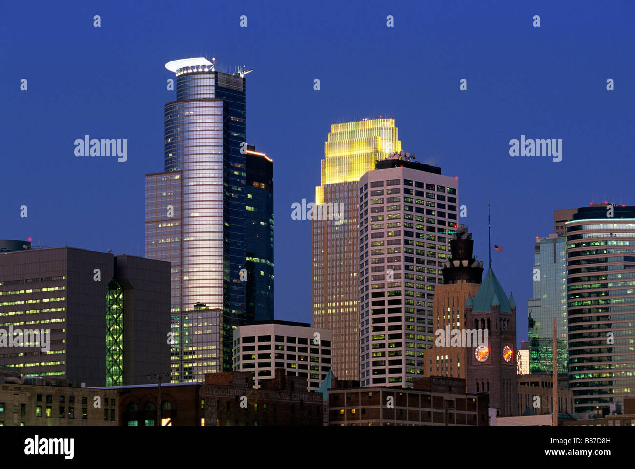 Torre dell'orologio della vecchia Hennepin County Courthouse e il centro cittadino di OFFIC edifici di Minneapolis, Minnesota. Foto Stock