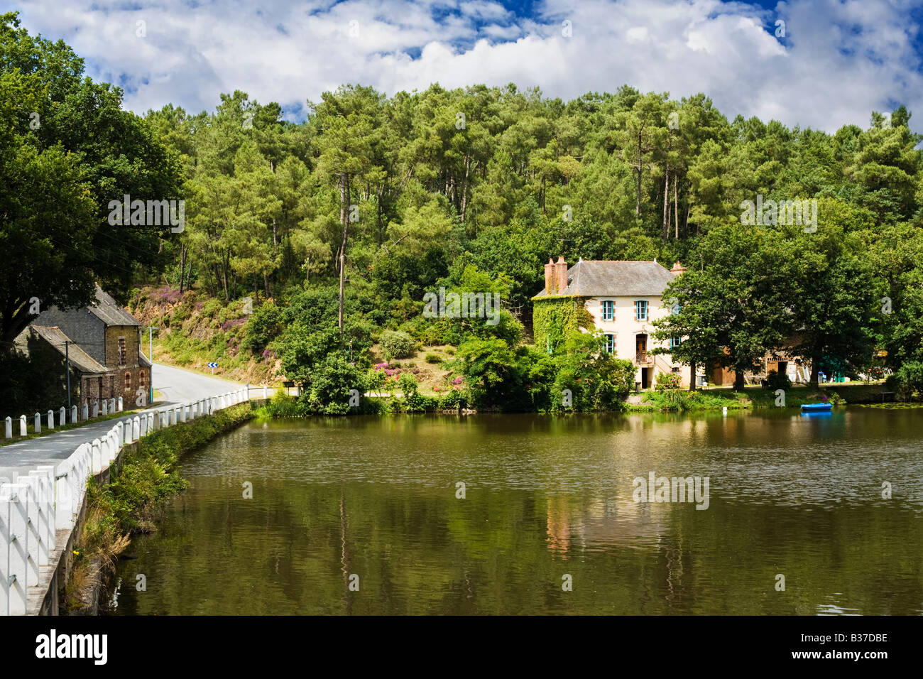 Casa francese, Bretagna Francia accanto a un lago nelle foreste del Morbihan Foto Stock