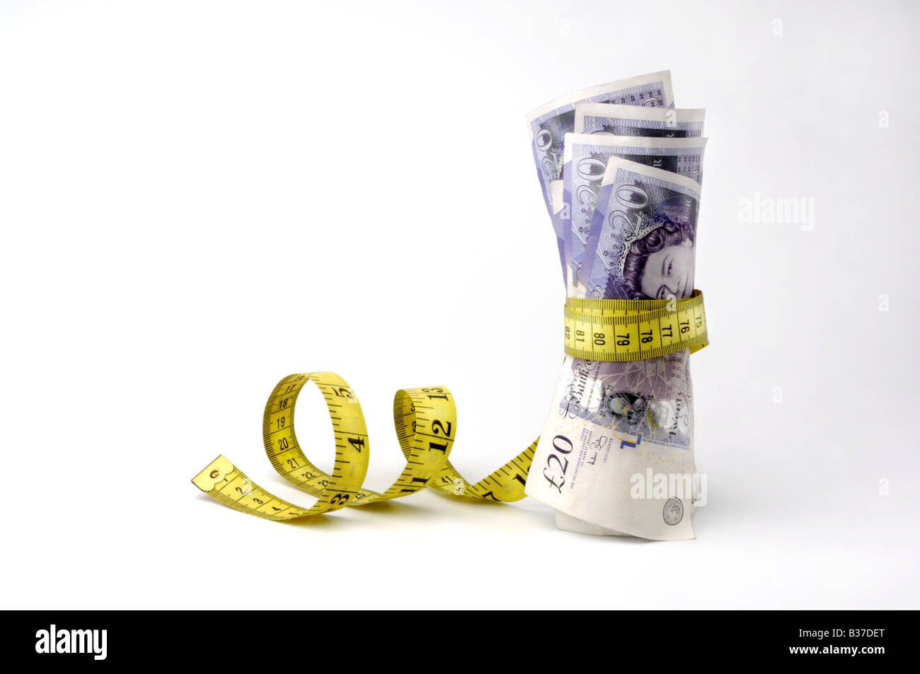 £20 prende atto che vengono schiacciati da un nastro di misurazione Foto Stock