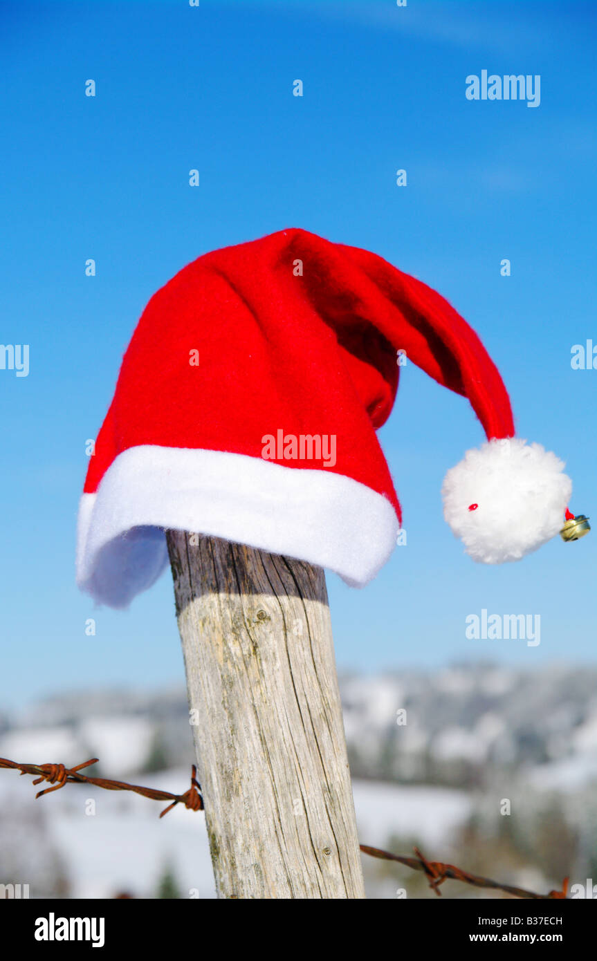 Santa Claus cappello di Natale al di fuori in un paesaggio innevato Foto  stock - Alamy