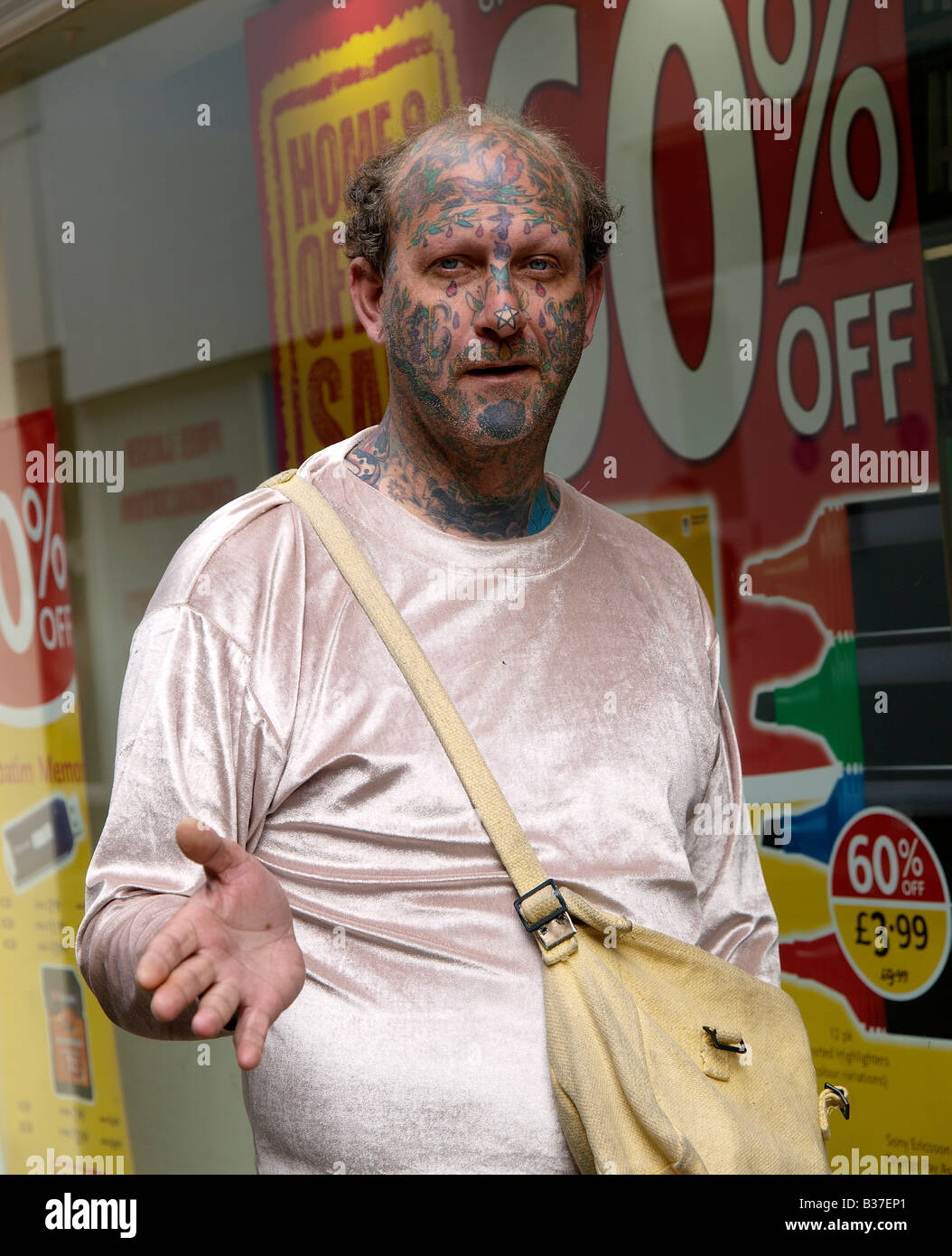 Un uomo con un tatuaggio sulla strada di Norwich, Regno Unito Foto Stock