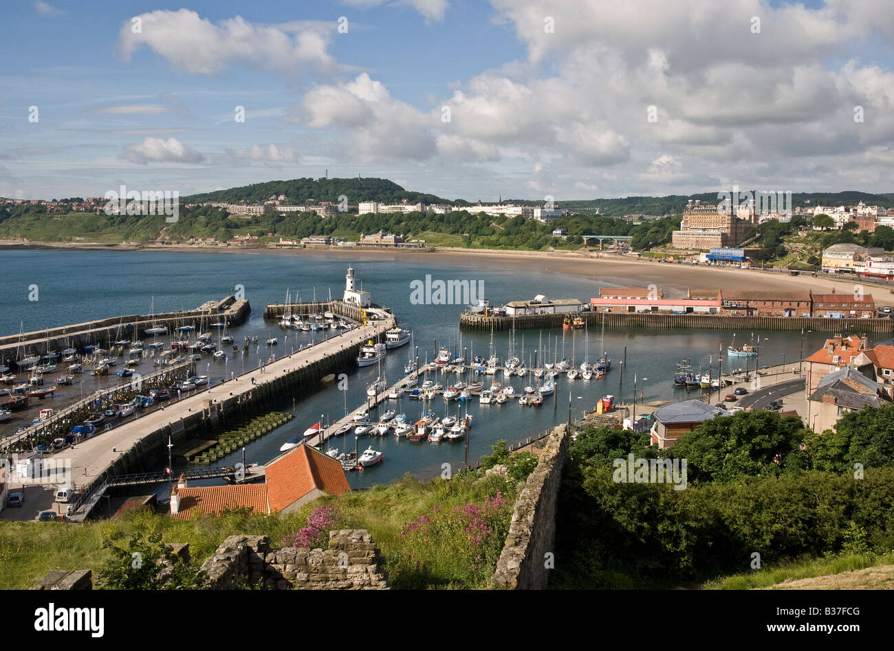 Scarborough Harbour e South Bay da Castle Hill North Yorkshire Regno Unito Foto Stock